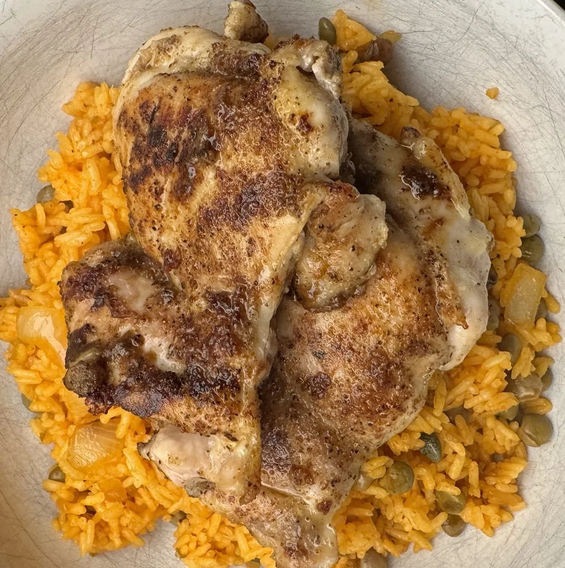 Puertoricanischer Arroz con Pollo (Huhn und Reis)